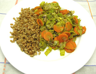 Image showing Dish made of cooked bulgur wheat groats, carrots and leek