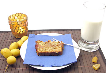 Image showing Selbstgemachter Dattelkuchen mit Datteln arrangiert