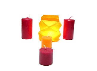 Image showing Burning candle in a coloured paper box and other candlesende Kerze in Faltlampe arrangiert mit vier weiteren Kerzen