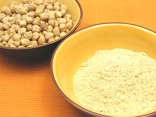 Image showing Two bowls of ceramic with garbanzos and flour of garbanzos