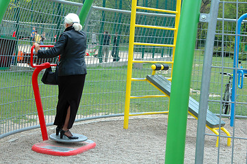 Image showing Lady training in the gym