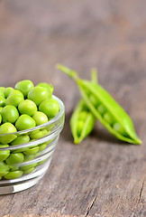 Image showing Green peas in a glass bowl