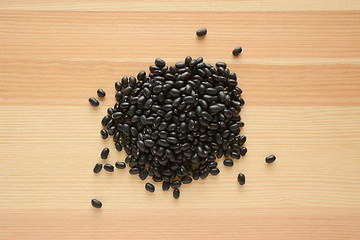 Image showing Black turtle beans on wood