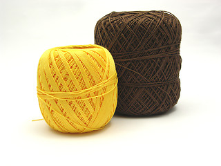 Image showing Two balls of wool  in yellow and brown 