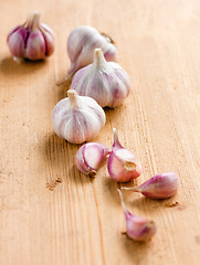 Image showing raw garlic on a wooden plank