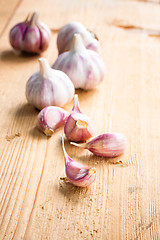 Image showing raw garlic on a wooden plank