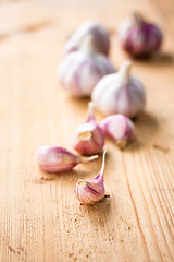 Image showing raw garlic on a wooden plank