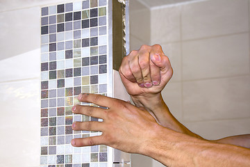 Image showing Worker puts tiles