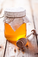 Image showing full honey pot and honey stick