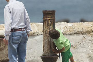 Image showing Drinking child in Gallipoli (Le)