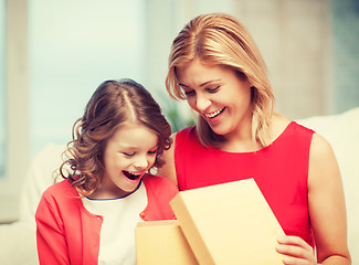 Image showing mother and daughter