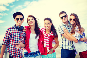 Image showing group of smiling teenagers hanging out