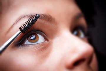 Image showing Applying mascara