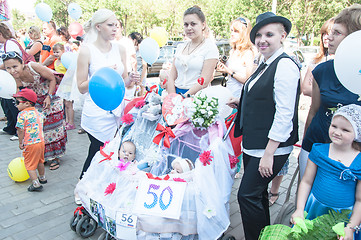 Image showing Participants of the contest of babyish strollers