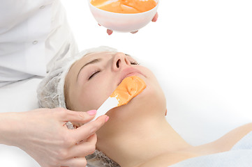 Image showing alginate facial mask applying