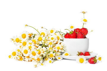 Image showing chamomiles and strawberries in the cup