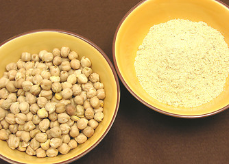 Image showing Two bowls of ceramic with garbanzos and flour of garbanzos