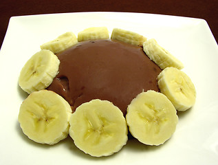 Image showing Chocolate pudding with banana slices arranged on a plate