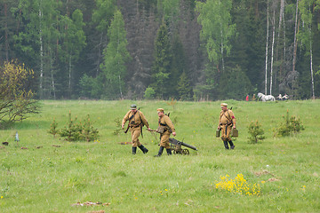 Image showing soldiers with Maxim machine gun walk on field