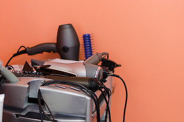 Image showing hairdressers accessories lie neatly on shelf 