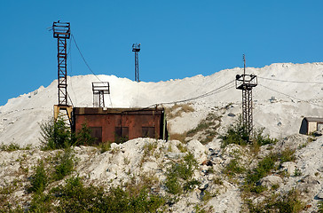 Image showing Sidehill with mane building