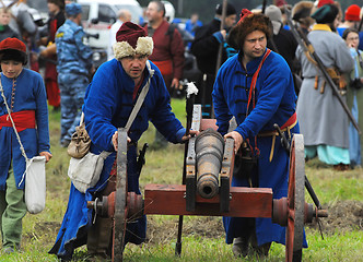 Image showing Artillery detachment by the cannon