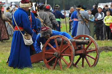 Image showing Artillery detachment by the cannon