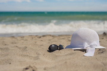 Image showing Wicker hat and sunglasses on the beach