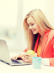 Image showing businesswoman with laptop