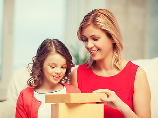 Image showing mother and daughter