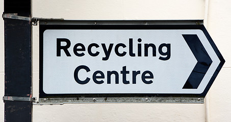 Image showing Signpost points right to a Recycling Centre