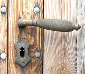 Image showing The door latch of a wooden door