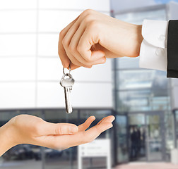 Image showing man and woman with house keys