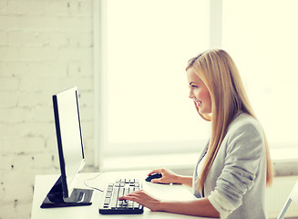 Image showing businesswoman with computer in office