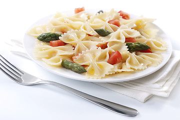 Image showing Farfalle, tomato and asparagus salad