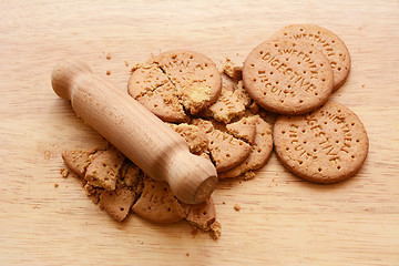 Image showing Whole and crushed digestive biscuits 