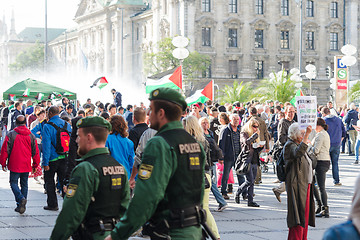 Image showing German police to maintain order on the pro-Palestinian demonstra