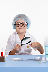 Image showing Learner identifies the powder under a magnifying glass