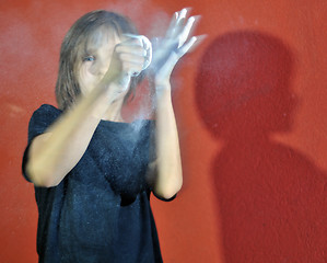 Image showing Child with powder chalk magnesium preparing for gym