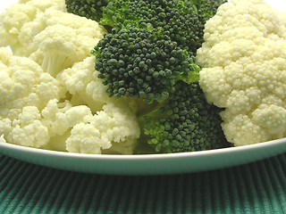 Image showing Cauliflower and broccoli arranged on a plate