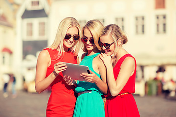 Image showing beautiful girls toursits looking into tablet pc