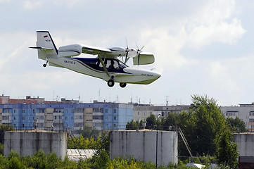 Image showing The Orion SK-12 amphibian in flight over the city.