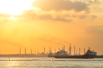 Image showing Tanker ships in front of refinery.