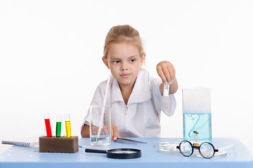 Image showing Trainee holds a vial with white powder