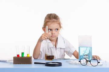 Image showing Trainee puts experience in chemistry class