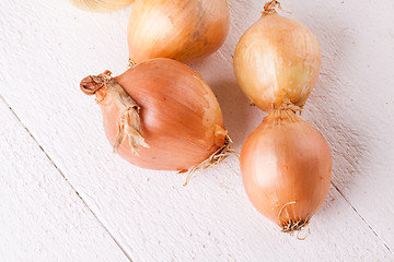 Image showing Small fresh brown onions