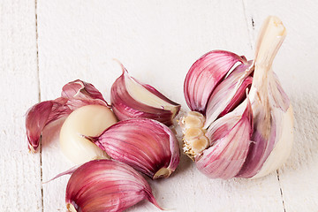 Image showing Fresh garlic bulb with loose cloves