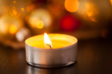 Image showing Warm gold and red Christmas candlelight background