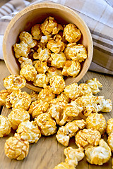 Image showing Popcorn caramel on board in bowl with napkin