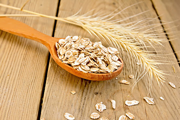 Image showing Flakes rye in spoon on board